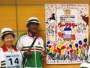 地元中学生によって描かれた参加チームの応援ポスター（左）