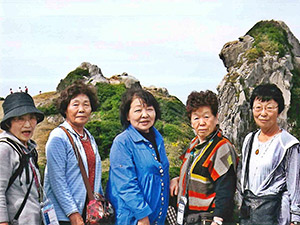 壱岐市内観光ツアーにて、チームの仲間たちと（右から2番目）